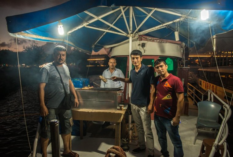 ا ەتو ناشي سوسەدي - ۆىحودسى يز ۋزبەكيستانا. وني ۋجە بولشە گودا رابوتايۋت ۆ ستامبۋلە ۆ مەبەلنوم سەحۋ. "ناش زەملياك رابوتاەت زدەس، پريگلاسيل ناس پوەست رىبۋ پوسلە رابوتى"، - راسسكازىۆاەت ودين يز نيح، پرەدستاۆيۆشييسيا ۋميتوم