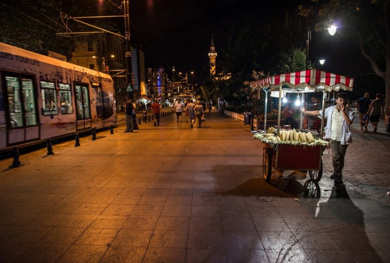 ەسلي بى مەنيا پوپروسيلي ۆىرازيت وتنوشەنيە ك ستامبۋلۋ ودنيم سلوۆوم، تو يا بى سكازال، چتو ەتوت گورود نەوبياتنىي 