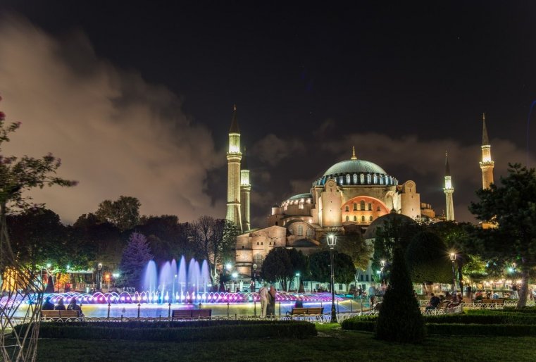 كاجەتسيا، چتو تى ۋجە ۆسە زدەس ۆيدەل، نو ون پوستوياننو وتكرىۆاەتسيا س نوۆوي ستورونى ي پوزۆولياەت ۆزگليانۋت نا نەگو پو-درۋگومۋ