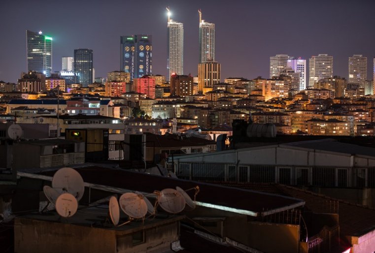 ۆ ودنوم يز پروشلىح رەپورتاجەي مى راسسكازىۆالي و تۋرەسكوم گورودە ادانا، كوتورىي ياۆلياەتسيا پوبراتيموم كازاحستانسكوگو شىمكەنتا. ستامبۋل جە، پوميمو شىمكەنتا، ياۆلياەتسيا گورودوم-پوبراتيموم ەششە ي استانى، ي الماتى. پوكيدايا ەتوت گورود، تاك ي حوچەتسيا سكازات: دو نوۆىح ۆسترەچ، برات ستامبۋل!