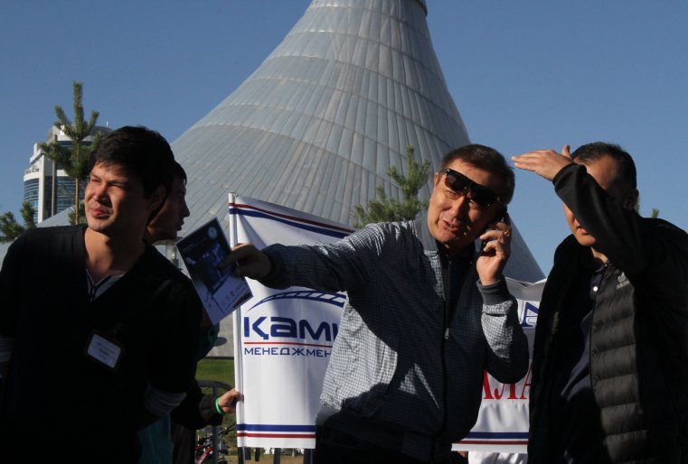 Бывший руководитель "Казахфильма", а ныне заместитель акима Астаны Ермек Аманшаев сегодня избрал для себя роль ответственного за СМИ. Знакомый по прошлой работе со всеми тонкостями операторского мастерства, он как мог заботился о том, чтобы журналисты не пропустили ни одного ценного кадра.