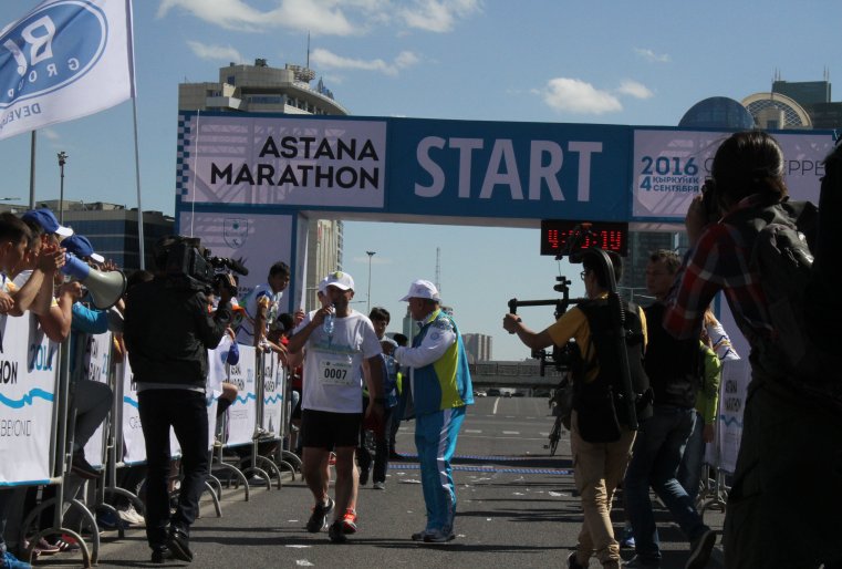А вот еще один знаток киноискусства -бывший аким Астаны, а ныне руководитель Администрации Президента Адильбек Джаксыбеков. Как известно, в свое время он окончил Всесоюзный государственный институт кинематографии и даже является автором сценария фильма "Прыжок Афалины" (продюсер картины Ермек Аманшаев). Учитывая все это, можно не сомневаться - операторы сегодня обеспечат ему высокохудожественную картинку.