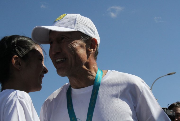 Джаксыбеков, пробежав 42,2 километра, сегодня удивил своими возможностями многих. Даже премьер-министр это отметил. "Уважаю", - написал Карим Масимов в своем инстаграме.