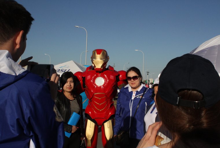 Но сам руководитель Администрации Президента проявил скромность и сказал, что надо брать пример с настоящего железного человека, имея в виду Ironman'а - президента Казахстанской федерации триатлона Муратхана Токмади.