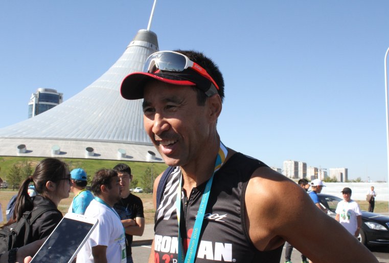 Этот человек, заявил Джаксыбеков, проплыл 3,8 километра, проехал на велосипеде 180 километров и пробежал 42 километра, потратив на все 10 часов.