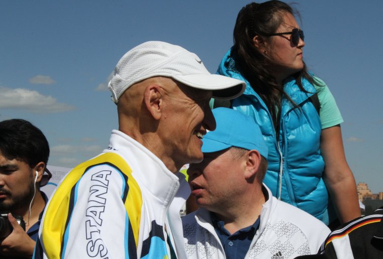 В этом марафоне участвовал еще один известный казахстанский чиновник, в прошлом министр финансов, министр регионального развития, а ныне глава Банка развития Казахстана Болат Жамишев.