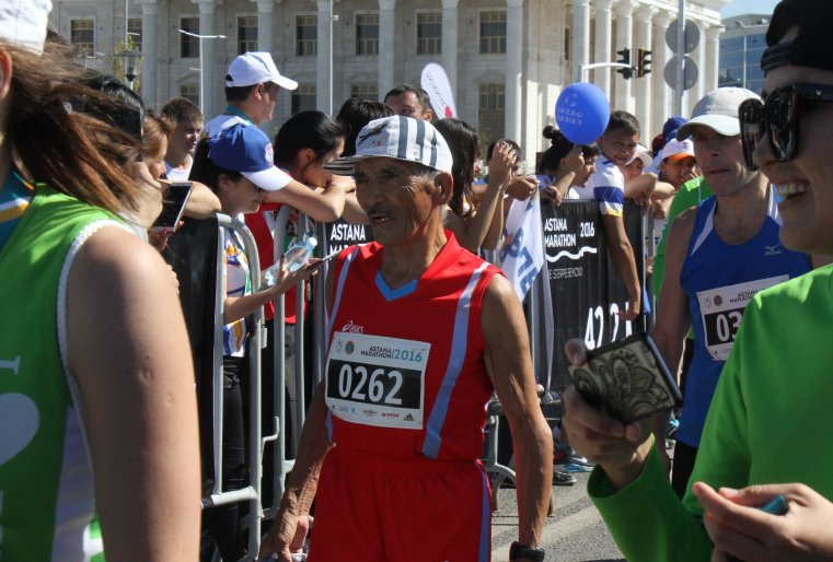 Впрочем, судя по возрасту, среди участников было немало других "Ironman'ов".