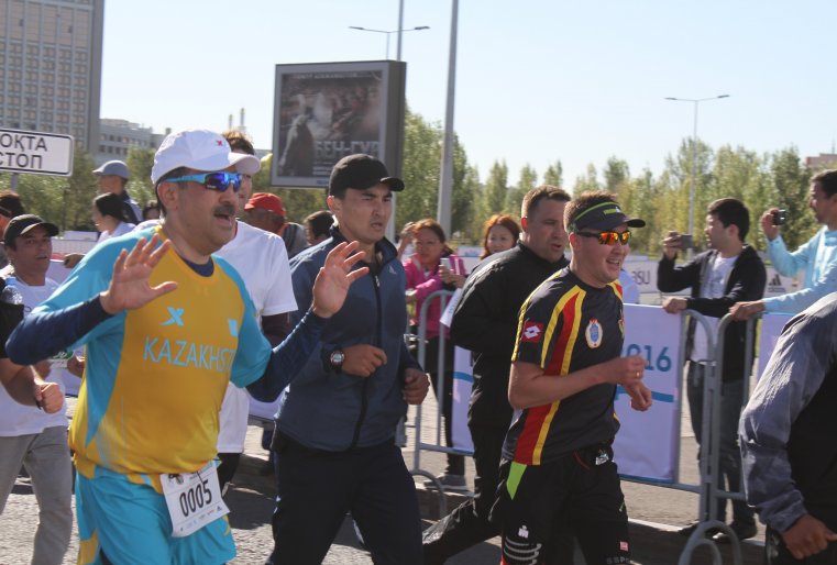 Глава казахстанского правительства как-то анонсировал, что получил согласие всех членов кабмина принять участие в сегодняшнем марафоне.