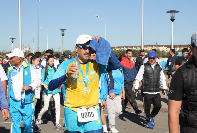 И действительно, вместе с ним на марафоне можно было заметить и других министров.