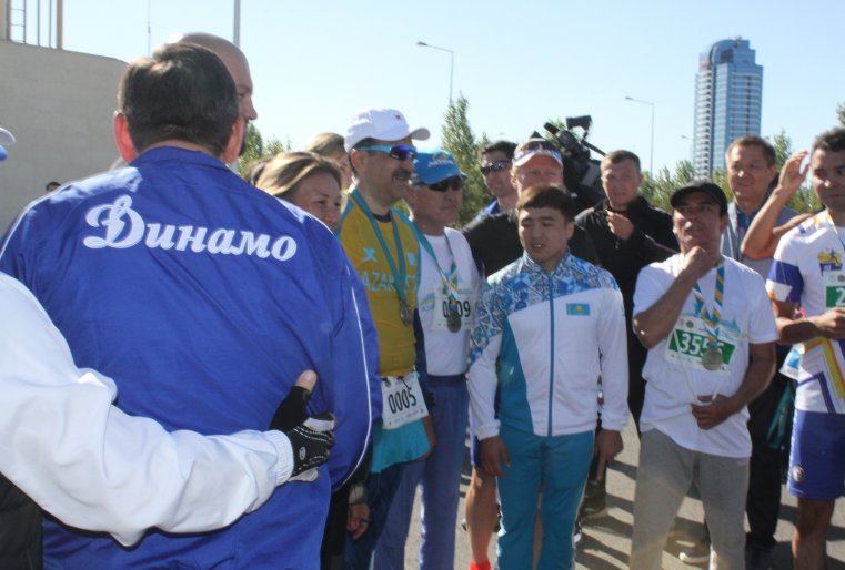 Вот спиной к нам в костюме с надписью "Динамо" - министр внутренних дел Калмуханбет Касымов.