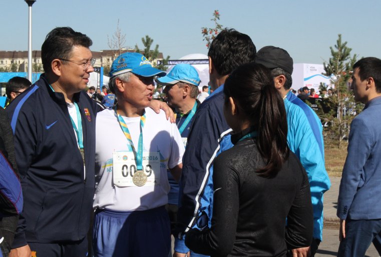 На этом фото в обнимку стоят министр энергетики Канат Бозумбаев и министр культуры и спорта Арыстанбек Мухамедиулы, напротив них в кепке - министр финансов Бахыт Султанов.