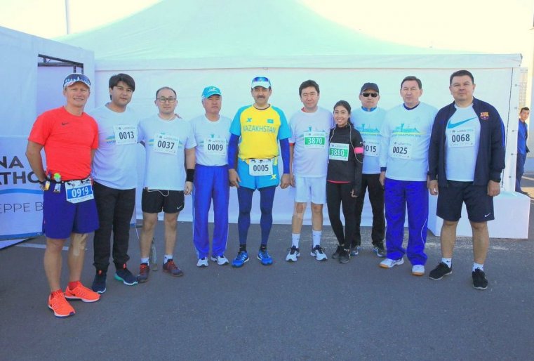 Впрочем, общее фото со всеми чиновниками Карим Масимов сам выложил в социальные сети. Изображение взято со страницы премьер-министра в Twitter.