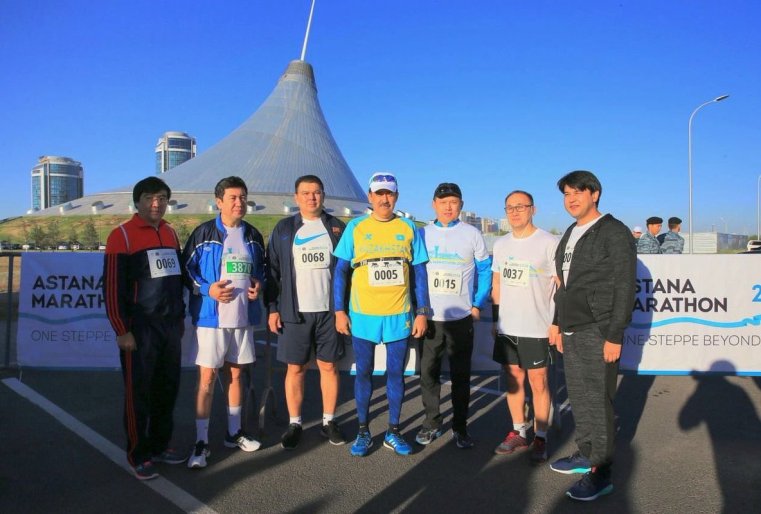 "Те, кто не пришел, они в данное время находятся в поездке с Главой государства в Китае. А так все. Я с удовольствием скажу, что многие увлекаются спортом и многие имеют спортивные достижения", - ответил Мухамедиулы. Изображение взято со страницы премьер-министра в Twitter.