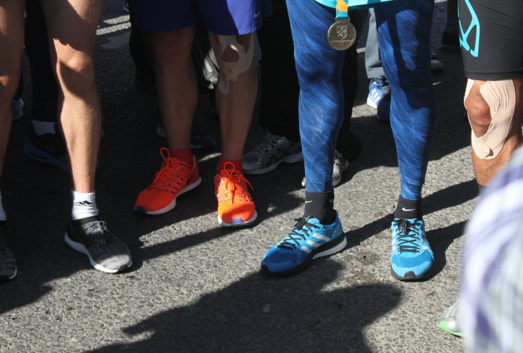 И дело не в разноцветных носках. Сегодня, кстати, эта часть экипировки премьера ни у кого вопросов не вызвала.