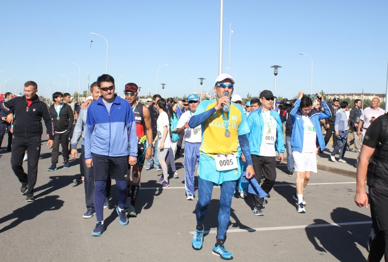 "Я по секрету скажу, каждый день он (Карим Масимов - прим.Tengrinews.kz) в 6 утра встает и бегает. Когда мы выезжали по областям в эти два месяца, он каждый день в 6 утра вставал и бегал, - сказал министр, а потом добавил. - Но я предпочитаю вечером бегать".