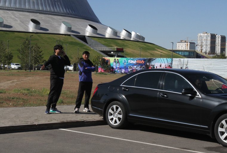 Кстати, об автомобилях. Астанинский марафон наделал много шума на дорогах. Часть города была перекрыта и люди вынуждены были стоять в пробках.