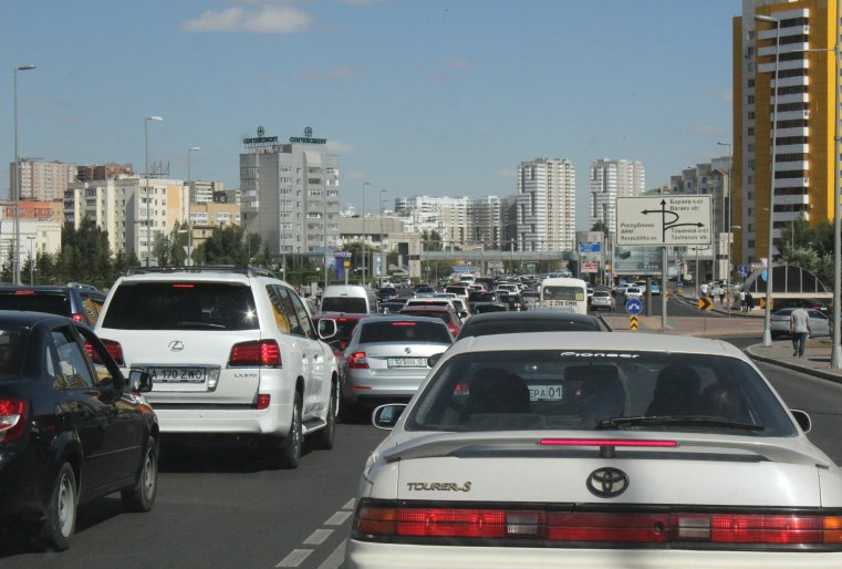 Реакция астанчан быстро дошла до премьер-министра. "Много нареканий от горожан по организации марафона и пробкам в городе. Акимату города и организаторам надо это учитывать. 
Поручено акиму Исекешеву держать это на личном контроле", - написал премьер-министр в своем Twitter.