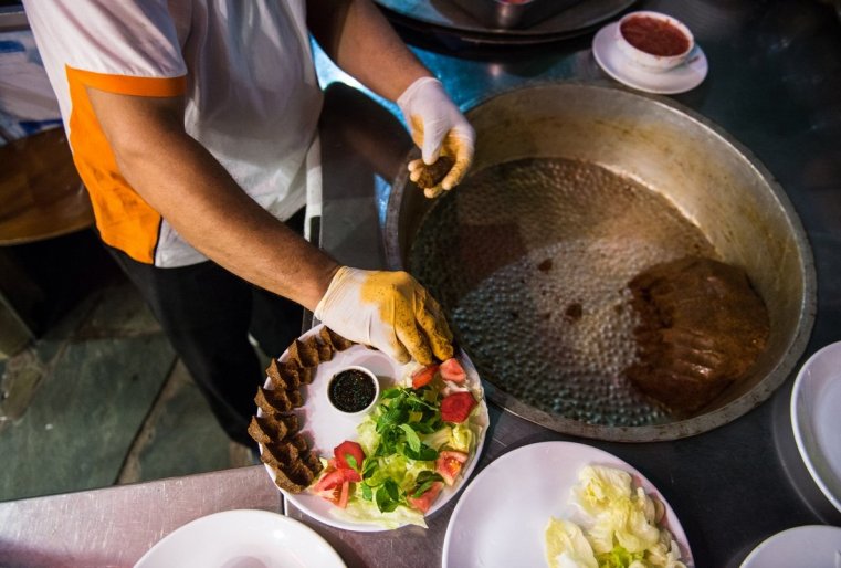 Традиционное кофте. Его готовят из сырого мясного фарша, долго сбивая и перемешивая с острыми приправами. Есть также вариант для вегетарианцев из чечевицы