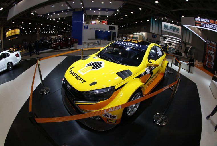 Эта LADA Vesta была специально сделана для чемпионата в кузовном классе WTCC. Спорткар оснащен 1,6-литровым турбомотором мощностью 380 лошадиных сил. Двигатель развивает 440 Нм крутящего момента, который передается на колеса через 6-ступенчатую секвентальную коробку передач. 