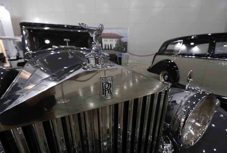 Знаменитая статуэтка "Дух Экстаза" на капоте старинного Rolls-Royce выглядит завораживающе.