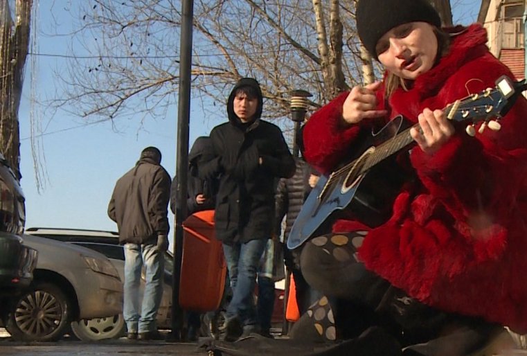 Этим кадрам два года. Ранней весной Нина Назаренко играет на гитаре и поет на одной из улиц Астаны.
