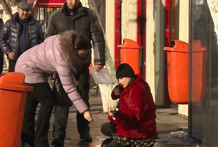 Таким образом женщина пыталась хоть как-то прокормить себя и двоих детей. Кстати, тогда воспитанница детского дома Нина была беременна третьим ребенком.