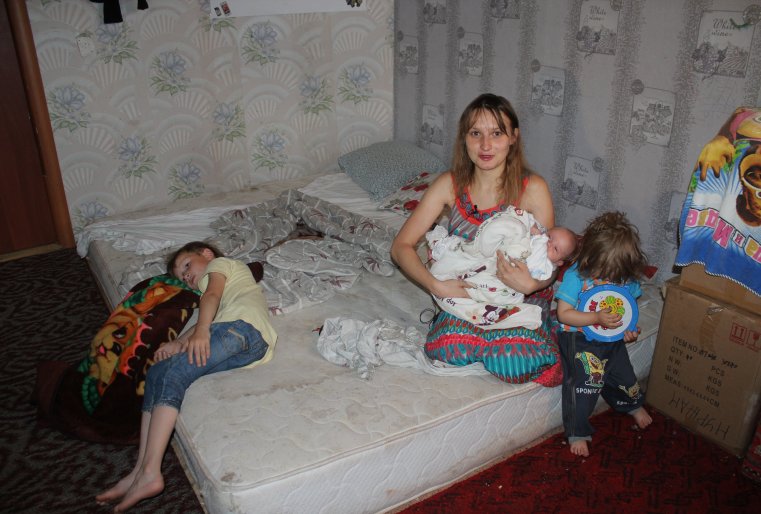 Комната с маленьким окошком стала спасательным кругом для нашей героини. 