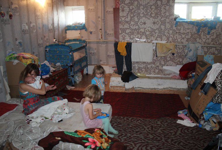 В этом благоустроенном подвале многодетная мама проживает два неполных месяца. 