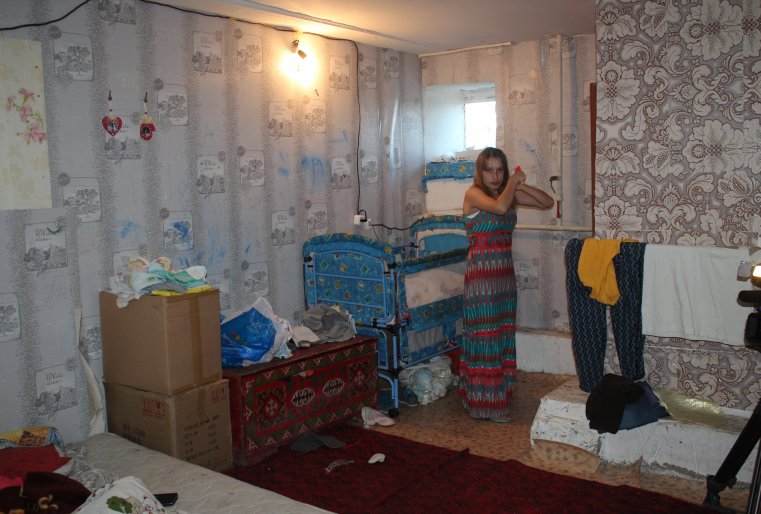 Как рассказывает сама Нина, за два года скитаний пришлось раздать некоторую мебель, которую ей отдали неравнодушные астанчане. Бытовую технику, швейные машинки она оставила в Караганде перед родами. Теперь же девушка ищет пути, как привезти свое имущество назад в Астану. Нина постоянно повторяет нам, что все ценные вещи, подаренные в качестве помощи, она не растеряла. 