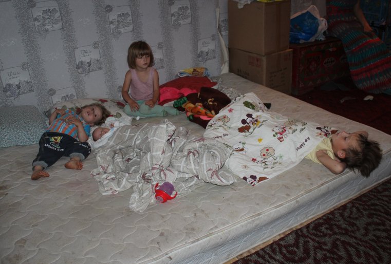 Пока мы беседовали, старший сын Данил и малышка Даша тихо сопели на единственной постели.