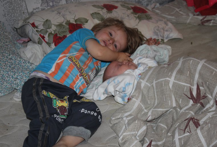 А средняя дочка - Ксюша оберегала сон своей младшей сестренки. 