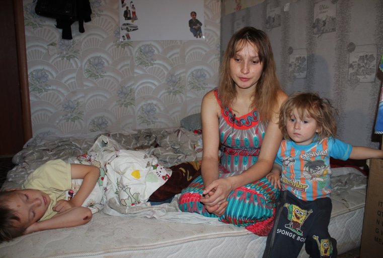 "Потом пропал отчим. Труп его обнаружили после десяти дней. Мама начала выпивать. Хозяйка дома предупредила меня, чтобы пьяной мама не приходила сюда. И тогда она ушла и какое-то время не приходила. Тело отчима отправили в Кокшетау, родственники его там похоронили. Потом через неделю мама позвонила, сказала, что больше пить не будет, прости меня, доча, говорила. Она приехала - температура под 40. Мне пришлось лечить ее сильными антибиотиками, уколы делать. Магазин пришлось закрыть, так как за мамой нужно было ухаживать. Я весь товар забрала домой, занялась ее лечением", - рассказывает женщина.