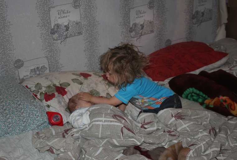 "Она на какое-то время перестала пить, занималась домом, смотрела за детьми. Я также ходила играть на гитаре. Мой основной доход - все равно гитара. Бутик, который я открывала как бы там ни было хороший доход не приносил. В один день позвонила сводная сестренка, попросила ее забрать из приемной семьи. Я съездила за ней, привезла. Но учиться и помогать мне она не хотела, как и работать", - продолжает Нина.