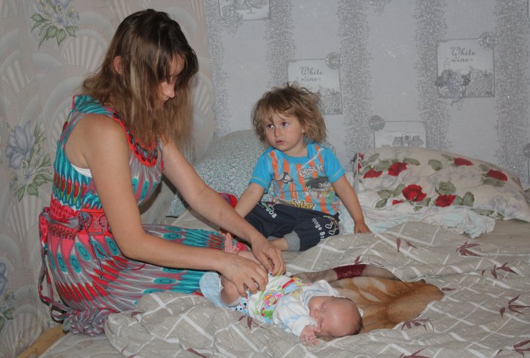 Нина сняла жилье в Актасе (поселок в Караганде), работала техничкой в церкви, играла на гитаре в подземном переходе в Караганде. Мама девушки то появлялась, то исчезала. Оставшись без средств к существованию и накануне родов, Нина вернулась в столицу. Здесь, по ее словам, были знакомые женщины, а значит - помощь. 