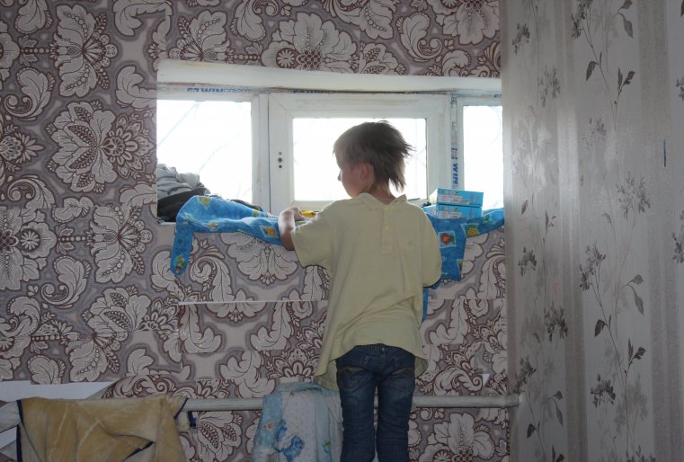 Пока Нина находилась в роддоме с младшей дочкой, за детьми присматривали ее подруги. Даже сейчас они помогают друг другу, чем могут. То продуктами, то вещами. 