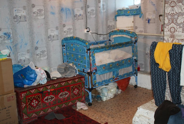 В помещении из мебели - лишь сундук и детская кровать. 