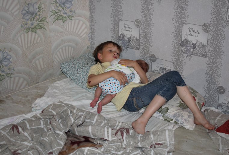 Каждый из детей пытается заботиться о малышке Даше. Данил - старший ребенок и единственный мужчина в семье. Он мало улыбается и уже сейчас помогает маме зарабатывать. Мечтает научиться красиво играть на гитаре. 