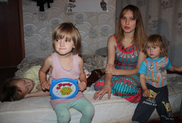 Как заметил наш видеооператор, наверное Нине просто стыдно жаловаться на жизнь. За час беседы мы не услышали от нее никаких жалоб. 