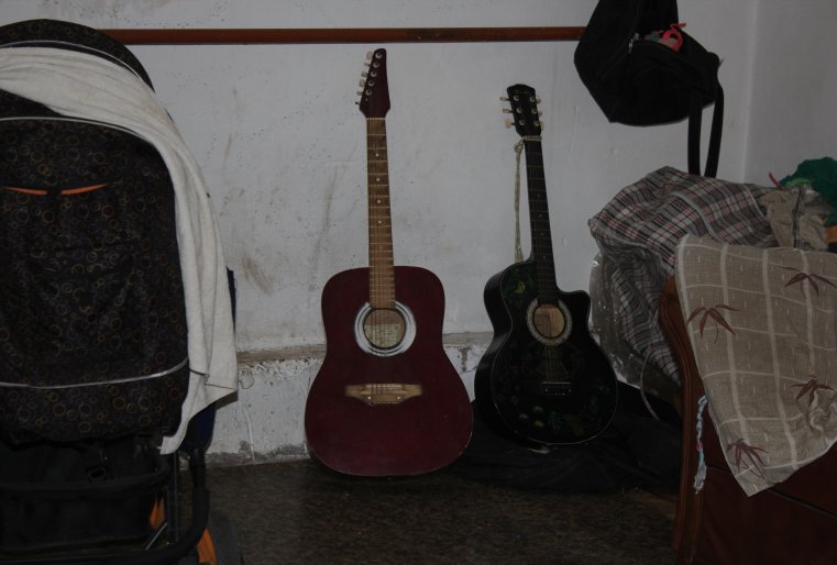 Гитары Нины пока пылятся в уголке, ожидая своего звездного часа. Выходить с инструментом на улицу у девушки пока нет возможности.