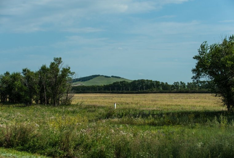 Глядя на дом Кабылбаевых и на вид, который открывается из окна этого дома , искренне не понимаешь, зачем столько людей едут в столицу, тратя все сбережения на маленькую квартирку.