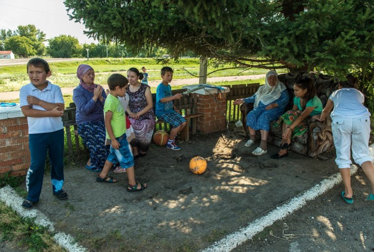Смотря, как беспечно играют дети, может показаться, что в семье Кабылбаевых нет строгих правил и порядков. Но это только кажется.