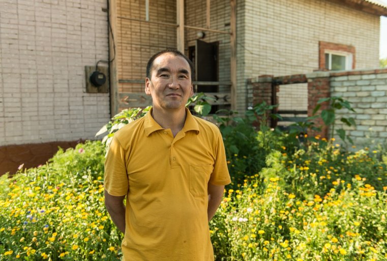 "Я был имамом этого сельского округа 15 лет. Сейчас я религиозной деятельностью вообще не занимаюсь, полностью отошел от мечети, потому что всецело ушел в общественную деятельность, пишу статьи на тему воспитания детей, подросткового суицида и так далее", - говорит Мурат.