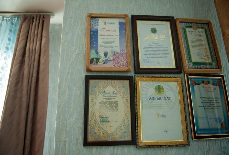 О том, что глава семьи столько лет отдал работе в мечети, в его доме ничего не напоминает.