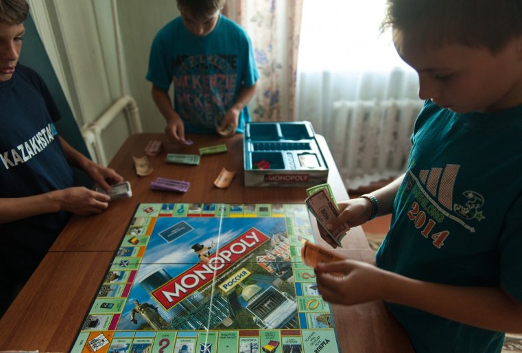 Большой телевизор в зале, игра монополия, кажется, где же тут место духовно-нравственному воспитанию...