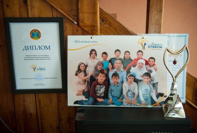 "Я тогда ничего не сказала, но про себя подумала: ой, что будет... - добавляет мать Мурата, но тут же продолжает. - Потом я куда-то уехала на дней десять, а когда вернулась, смотрю, уже более спокойными стали, утихомирились".