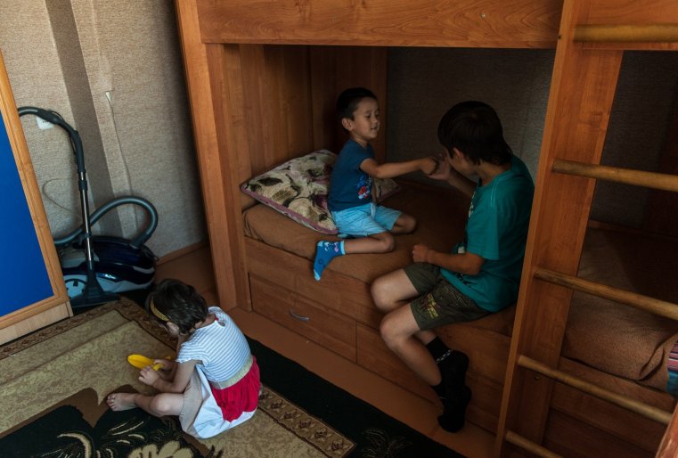 "У них настолько нервная система была расшатана. Вот вспоминаю Тамерлана - это вообще было нечто, он был как ежик, такой маленький зверь. А сейчас самый лучший ученик в классе, самый спокойный", - говорит глава семейства.