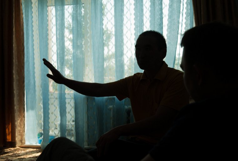 "У них ведь в детских домах праздник был каждый день: танцы, концерты, шары, все разноцветно. И это каждый день, одних спонсоров встречают, других провожают", - рассказывает мужчина.