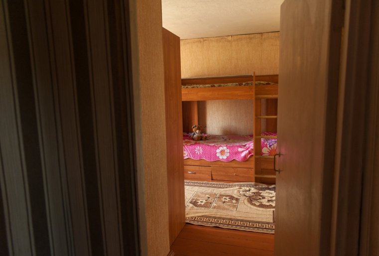 "Когда мы одной из удочеренных девочек сказали, что надо мыть посуду, она ответила: "Я думала, у меня будет служанка". Она даже не хотела пешком идти в школу. Это все влияние детдомовских спонсоров", - рассказывает Мурат.