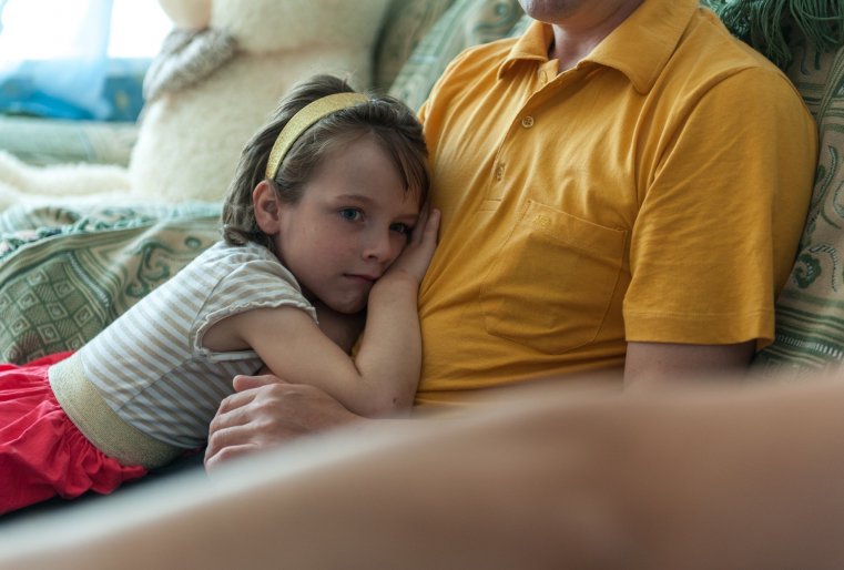 К Мурату подбегает девочка, обнимает его и до конца нашей беседы почти все время не отходит от него.