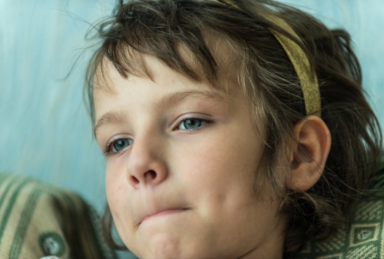 "Это Маша. Вообще она Нина, но мы ее зовем Маша. Когда мы ее привезли из детского дома, мой сын Ибрахим, наш биологический ребенок, как только ее увидел, сразу же сказал: "Это  Маша, а я буду медведем". Мы начали ее называть Ниной, но она вдруг говорит: "Нина осталась в детском доме, а я - Маша. Таким образом, она как бы черту провела между прошлым и настоящим. С тех пор она у нас Маша, хотя документально - Нина. О ней я очень много написал", - не без гордости говорит приемный отец и кивает на свою книгу.